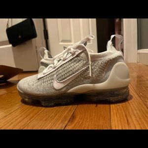 Nike vapor max flyknit size 6 never worn